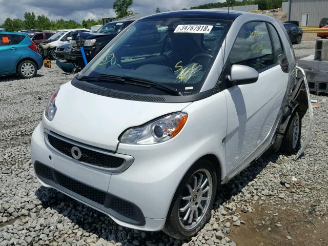 WMEEJ3BAXDK643672 - 2013 SMART FORTWO PUR WHITE photo 2