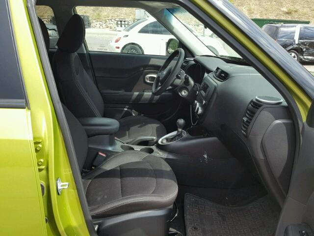 KNDJN2A28G7827795 - 2016 KIA SOUL GREEN photo 5