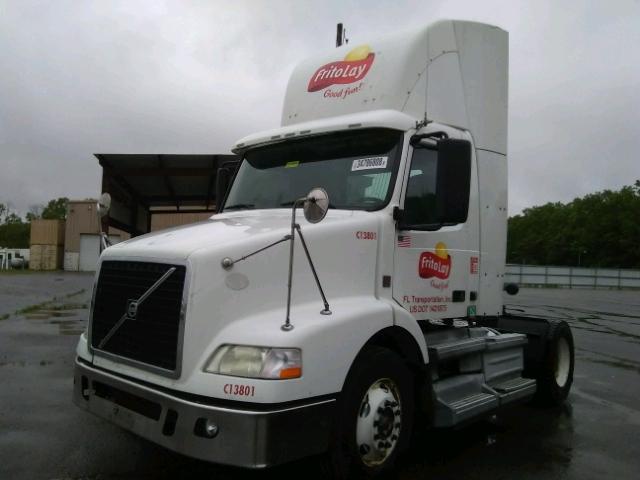 4V4M19EHXAN293495 - 2010 VOLVO VN VNM WHITE photo 2