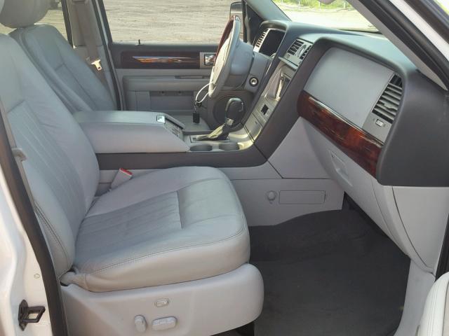 5LMFU28R44LJ30308 - 2004 LINCOLN NAVIGATOR WHITE photo 5