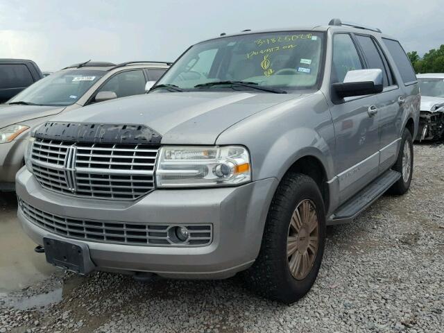 5LMFU27578LJ05309 - 2008 LINCOLN NAVIGATOR SILVER photo 2