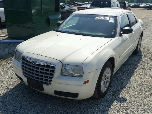 2C3KA43R98H101489 - 2008 CHRYSLER 300 WHITE photo 2