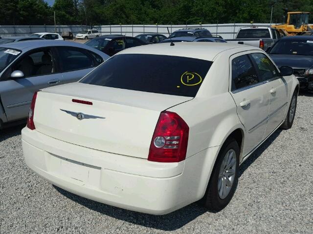 2C3KA43R98H101489 - 2008 CHRYSLER 300 WHITE photo 4