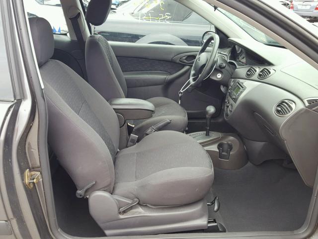 3FAFP31303R182177 - 2003 FORD FOCUS ZX3 GRAY photo 5