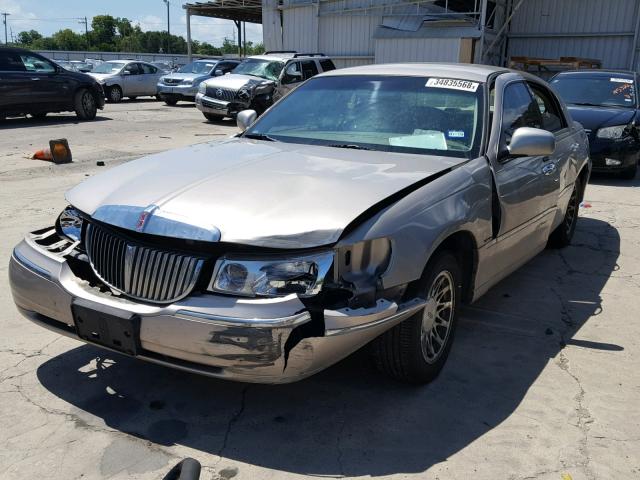 1LNHM82W11Y704469 - 2001 LINCOLN TOWN CAR S BEIGE photo 2