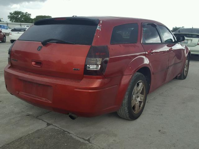 2D4FV48V55H129053 - 2005 DODGE MAGNUM SXT RED photo 4