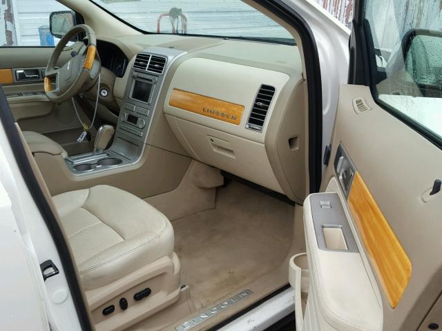 2LMDU68C07BJ09963 - 2007 LINCOLN MKX WHITE photo 5