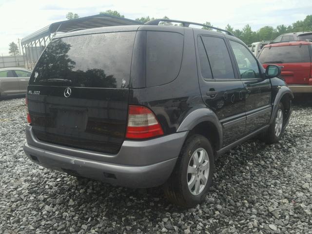 4JGAB54EXWA028453 - 1998 MERCEDES-BENZ ML 320 BLACK photo 4