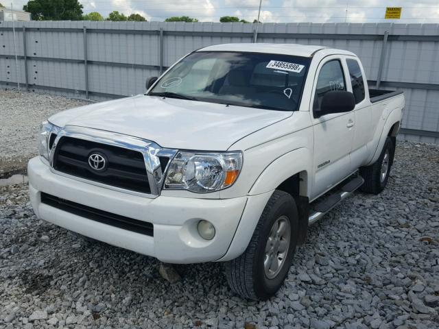 5TETU62N75Z039365 - 2005 TOYOTA TACOMA PRE WHITE photo 2