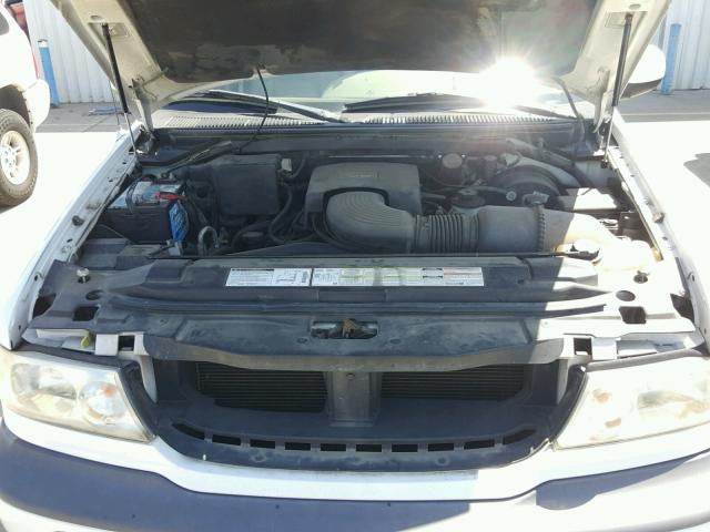 5LMRU27L3WLJ10516 - 1998 LINCOLN NAVIGATOR WHITE photo 7