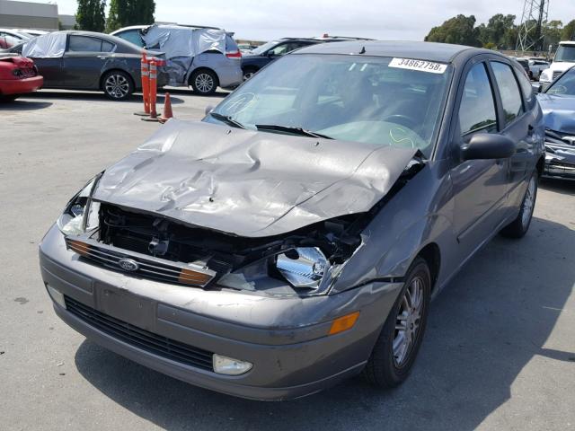 3FAFP37Z94R110472 - 2004 FORD FOCUS ZX5 GRAY photo 2