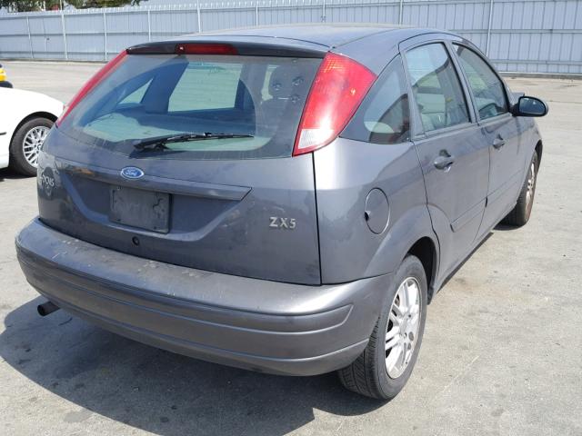 3FAFP37Z94R110472 - 2004 FORD FOCUS ZX5 GRAY photo 4