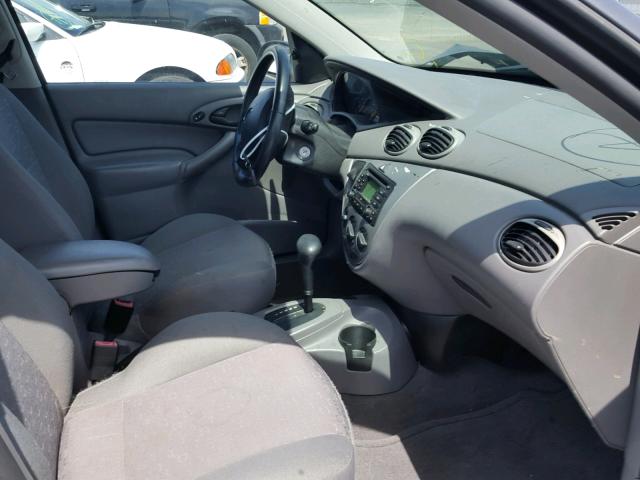 3FAFP37Z94R110472 - 2004 FORD FOCUS ZX5 GRAY photo 5