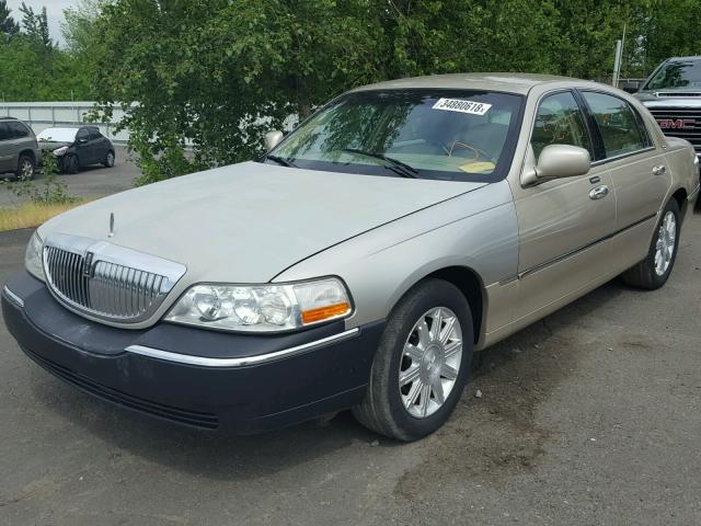 1LNHM82V97Y619556 - 2007 LINCOLN TOWN CAR S TAN photo 2