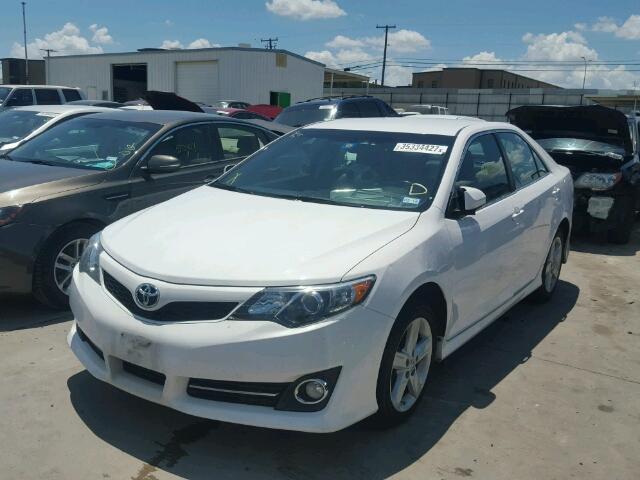 4T1BF1FK5EU828188 - 2014 TOYOTA CAMRY L/SE WHITE photo 2