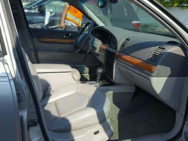 1LNHM97V22Y689391 - 2002 LINCOLN CONTINENTA Silber Foto 5