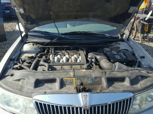 1LNHM97V22Y689391 - 2002 LINCOLN CONTINENTA Silber Foto 7