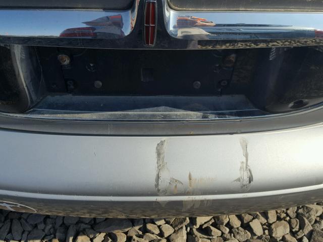 1LNHM97V22Y689391 - 2002 LINCOLN CONTINENTA Silber Foto 9