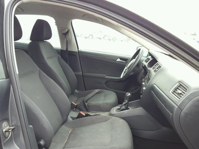 3VW1K7AJ4CM358490 - 2012 VOLKSWAGEN JETTA BASE 灰色 照片 5