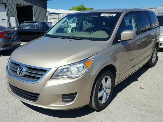 2V8HW34159R578334 - 2009 VOLKSWAGEN ROUTAN SE TAN photo 2