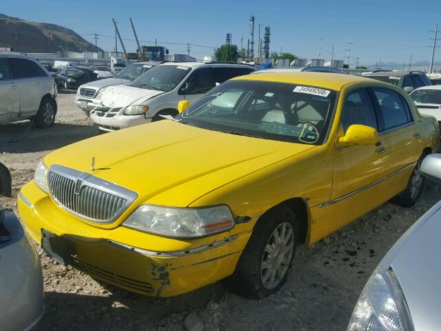 1LNHM82W73Y636732 - 2003 LINCOLN TOWN CAR S YELLOW photo 2