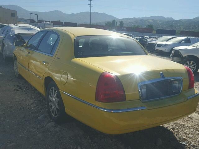 1LNHM82W73Y636732 - 2003 LINCOLN TOWN CAR S YELLOW photo 3