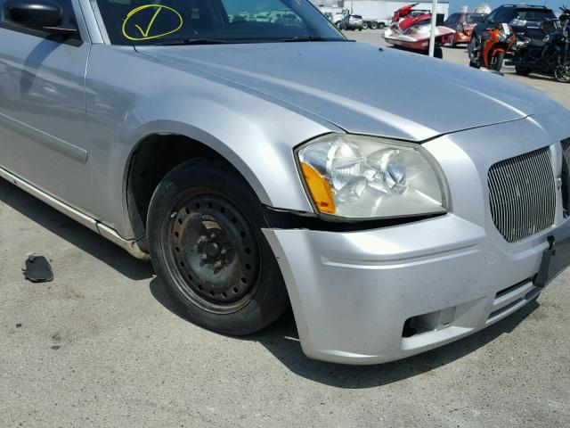 2D4FV48V15H618260 - 2005 DODGE MAGNUM SXT SILVER photo 9