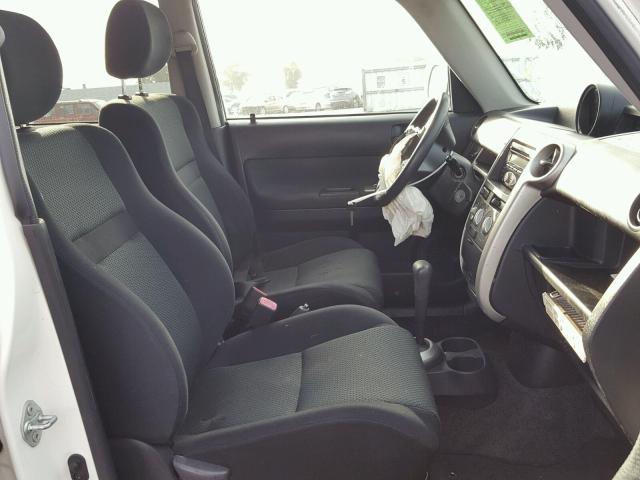 JTLKT324264125847 - 2006 TOYOTA SCION XB WHITE photo 5