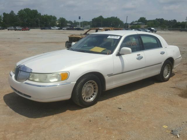 1LNHM81W31Y734302 - 2001 LINCOLN TOWN CAR E WHITE photo 2