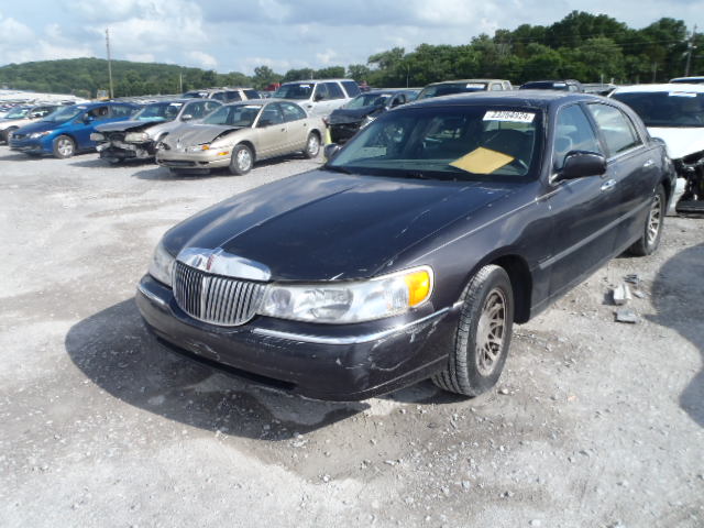 1LNHM82W71Y650031 - 2001 LINCOLN TOWN CAR S GRAY photo 2