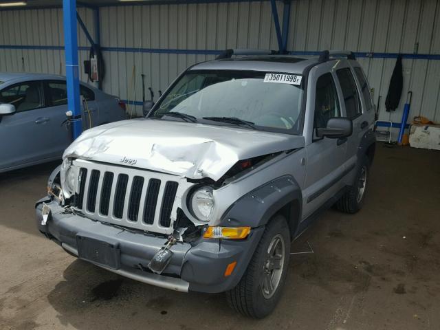 1J4GL38K05W725772 - 2005 JEEP LIBERTY RE SILVER photo 2