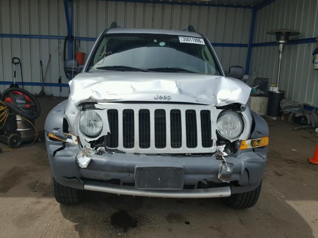 1J4GL38K05W725772 - 2005 JEEP LIBERTY RE SILVER photo 9