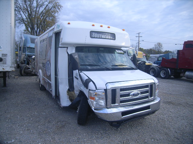 1FDFE4FS6ADA52766 - 2010 FORD E450 SUPER WHITE photo 1