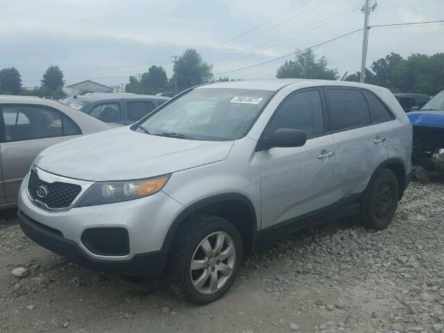 5XYKT3A1XBG032668 - 2011 KIA SORENTO BA SILVER photo 2