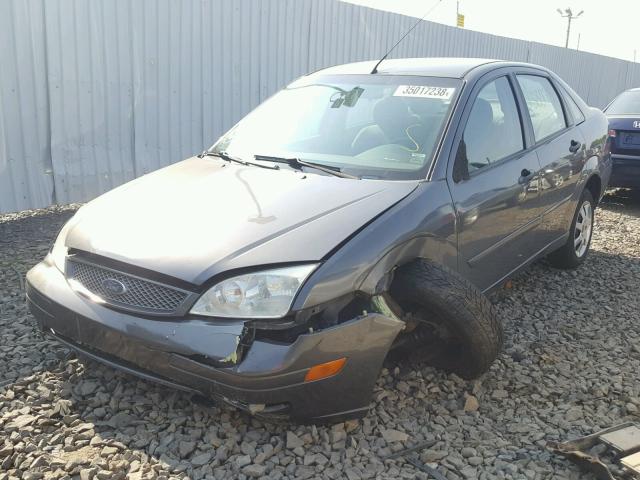 1FAFP34N45W288211 - 2005 FORD FOCUS ZX4 GRAY photo 2