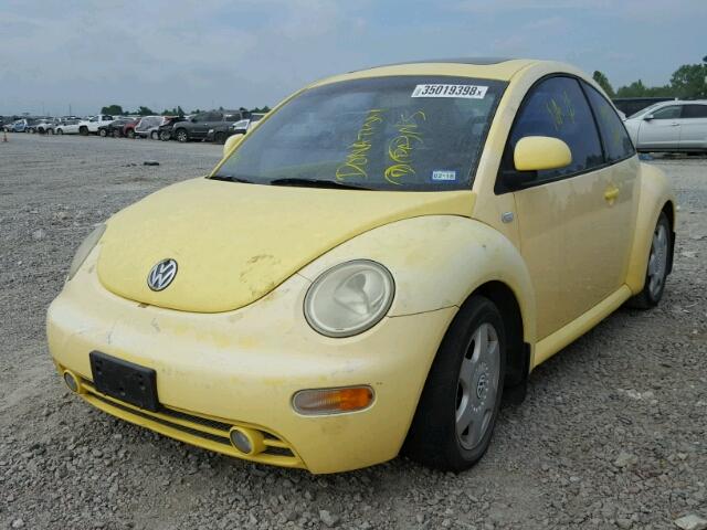 3VWDD21C2YM421640 - 2000 VOLKSWAGEN NEW BEETLE 黄色 照片 2