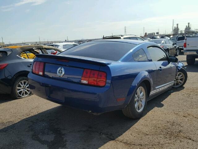 1ZVFT80N575357051 - 2007 FORD MUSTANG BLUE photo 4