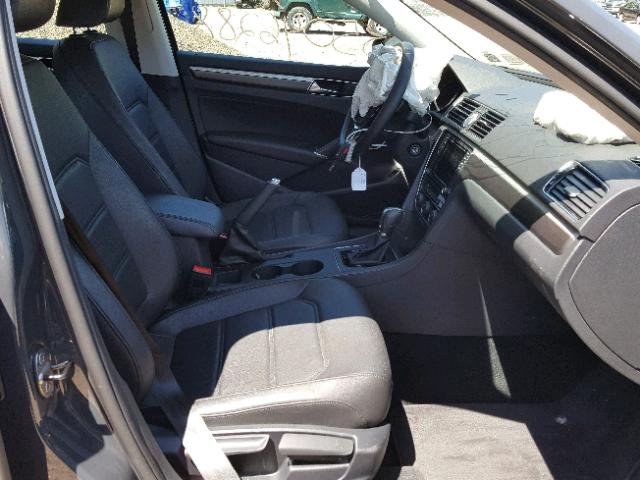 1VWDT7A34HC058212 - 2017 VOLKSWAGEN PASSAT R-L GRAY photo 5