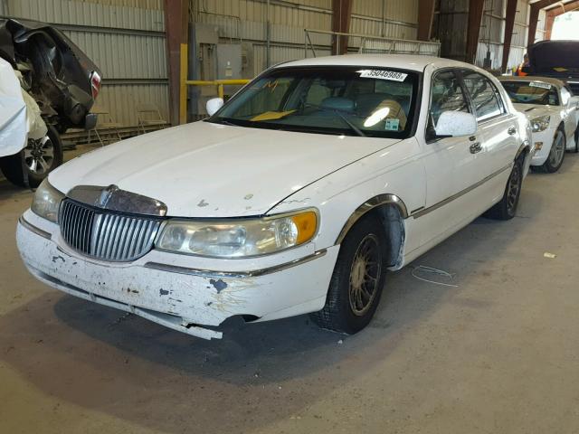 1LNHM82W22Y655087 - 2002 LINCOLN TOWN CAR S WHITE photo 2