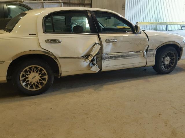 1LNHM82W22Y655087 - 2002 LINCOLN TOWN CAR S WHITE photo 9