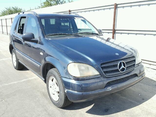 4JGAB54EXXA106828 - 1999 MERCEDES-BENZ ML320 BLUE photo 1