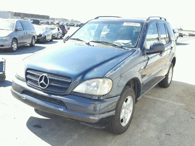 4JGAB54EXXA106828 - 1999 MERCEDES-BENZ ML320 BLUE photo 2