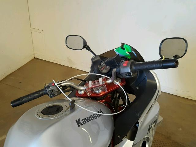 JKAEXEA176A010740 - 2006 KAWASAKI EX650 A6F SILVER photo 5