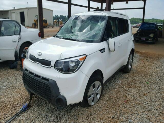 KNDJN2A28G7405042 - 2016 KIA SOUL WHITE photo 2