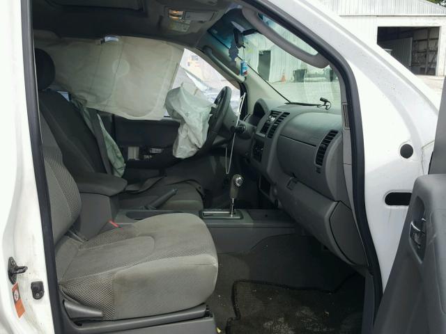 1N6AD07U98C406433 - 2008 NISSAN FRONTIER C WHITE photo 5