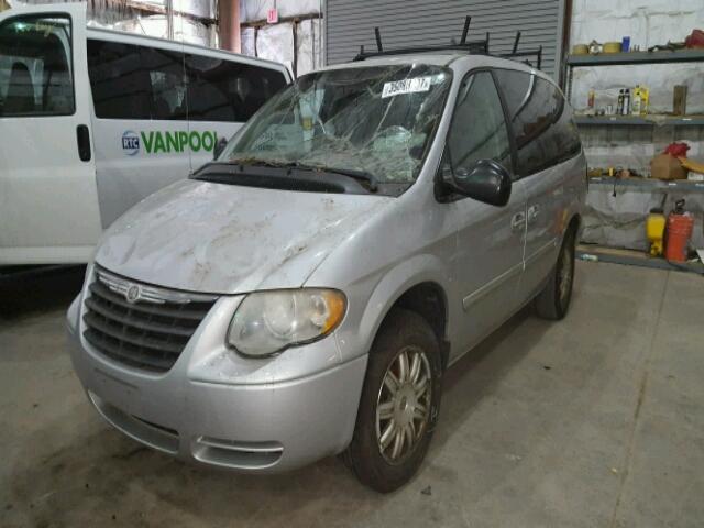 2C4GP54L95R202005 - 2005 CHRYSLER TOWN & COU SILVER photo 2