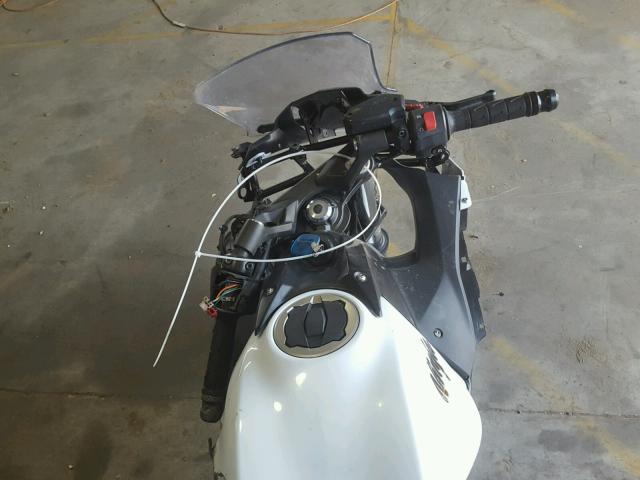 JKAEXEJ10HDA01656 - 2017 KAWASAKI EX650 J თეთრი ფოტო 5