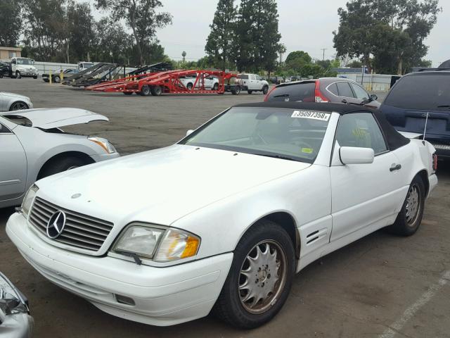 WDBFA67FXWF168706 - 1998 MERCEDES-BENZ SL 500 WHITE photo 2