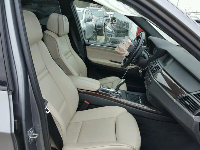 5UXZV8C57DL899019 - 2013 BMW X5 XDRIVE5 Gris foto 5