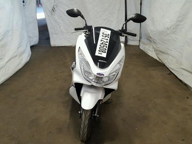 RLHKF180XJY301752 - 2018 HONDA PCX 150 WHITE photo 9